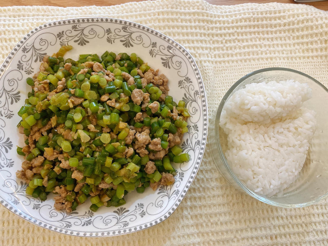 蒜苔炒肉末，三碗米饭都不够吃