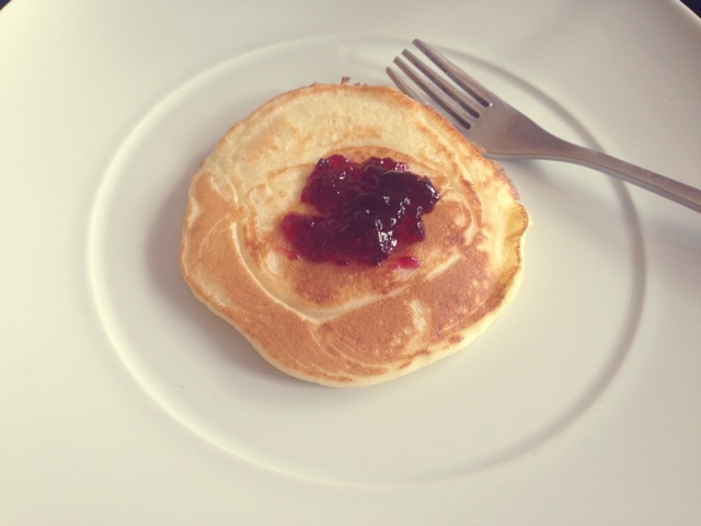 【酸奶松饼yogurt pancake】，搭上黑莓果酱和枫糖的美味。