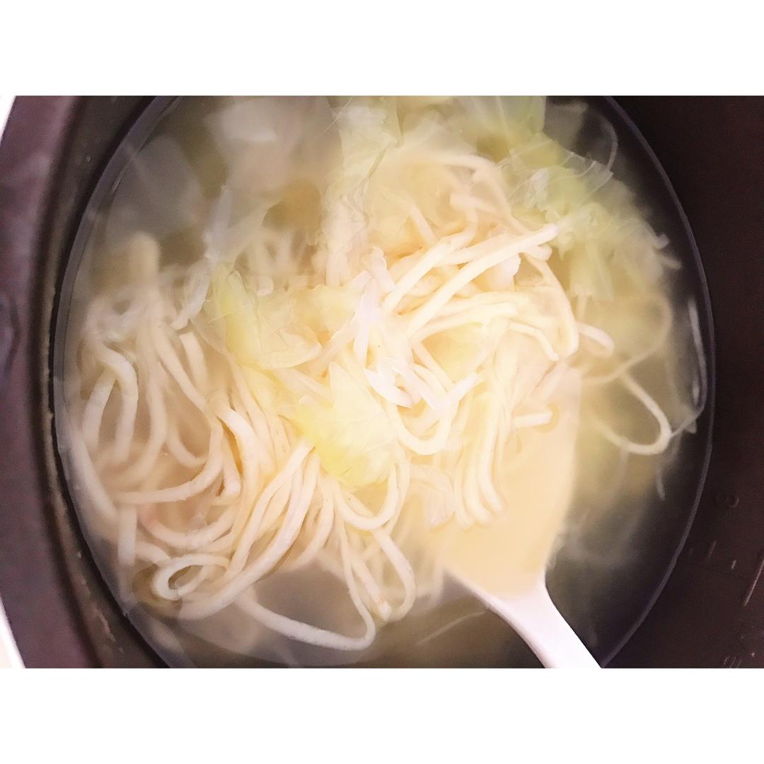 凌芸木做的鱼面排骨汤