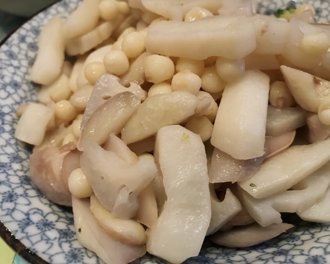 荷塘小炒，炒菱藕荸荠鸡头米
