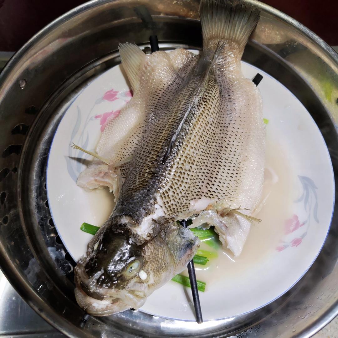 厨师长教你：“清蒸鲈鱼”，鲜嫩美味，内附蒸鱼酱油专业调制方法