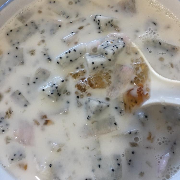 桃胶牛奶西米露