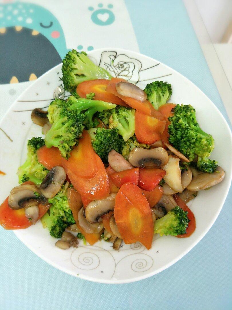 百姓人家——西兰花胡萝卜炒蘑菇