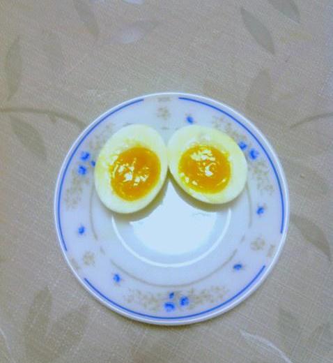 表情妹妹溏心煮鸡蛋的做法