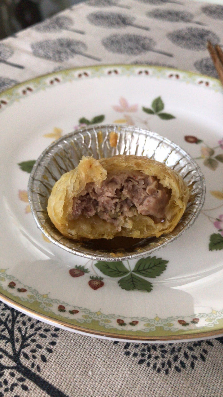 快到中秋了，最爱现烤现吃榨菜鲜肉月饼，酥皮又薄又脆、肉馅大，榨菜分明可见，好方子一起分享～