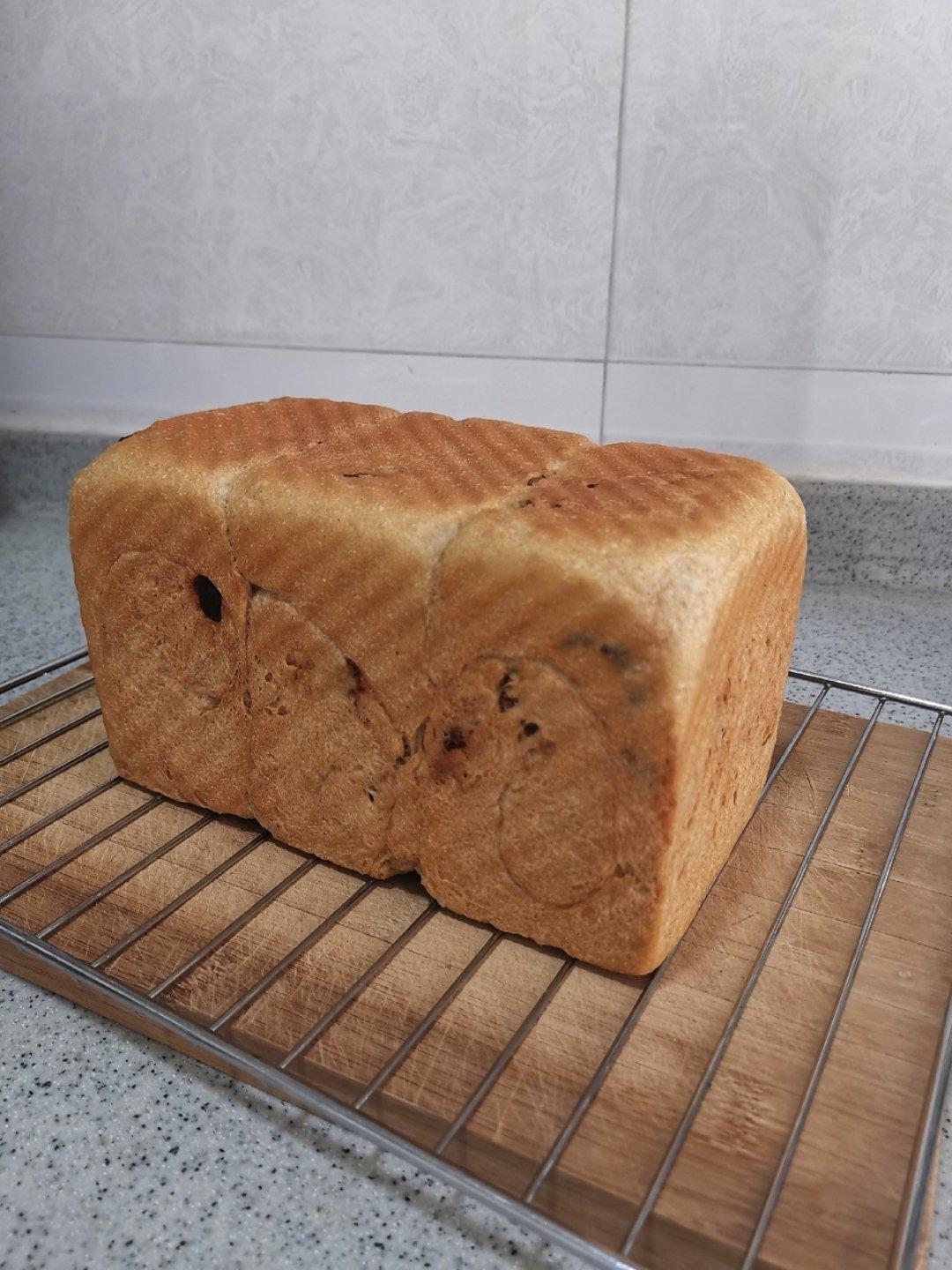 红枣核桃黑全麦吐司