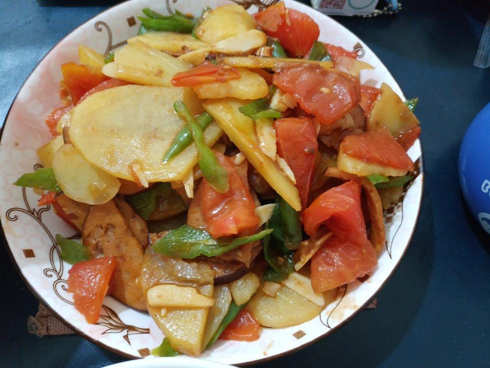 超级下饭菜红绿灯（番茄辣椒炒土豆）