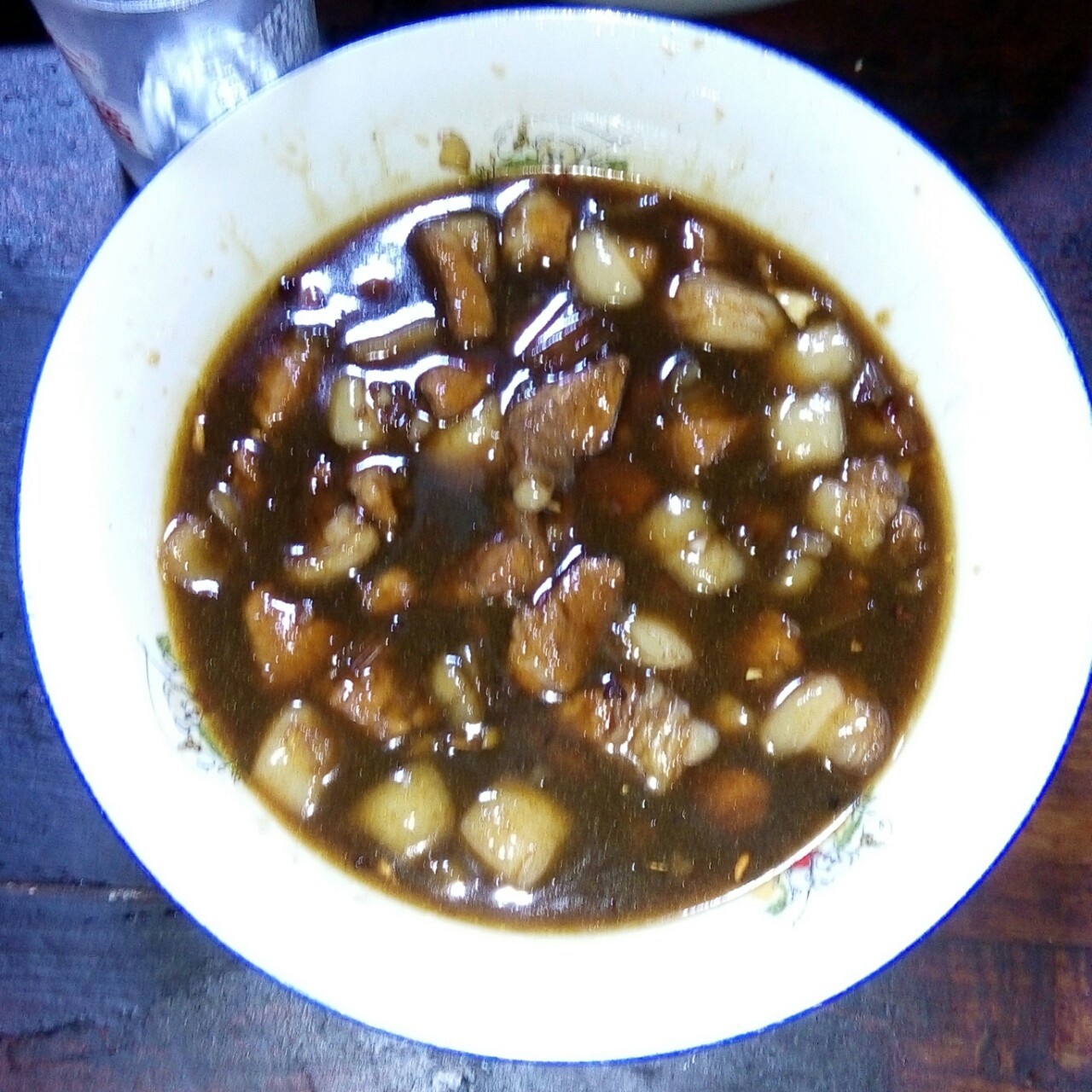 吃着碗里望着锅里的红烧肉