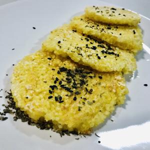 烤米餅oven-baked/煎米餅pan fried rice cookies &煎/烤糍粑& 乾脆麵 & 薯片薯條 potato chips & 胡蘿蔔片oven-baked/microwave「烤箱/平底鍋/微波爐」(快手無油無鹽零食）的做法 步骤7