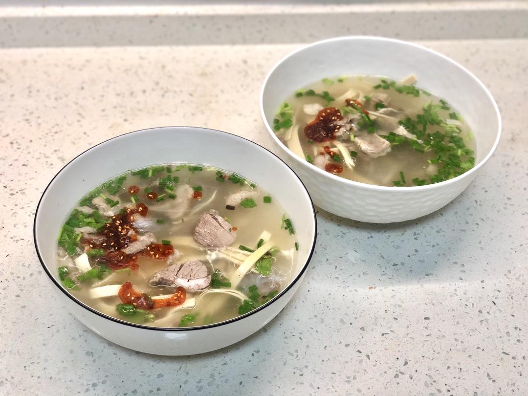 厨师长教你：“羊肉汤”的家常做法，天气冷了喝一口全身都暖暖的