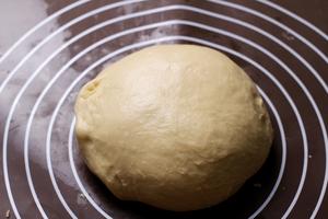 【冬季有肉】美味烤肠面包的做法 步骤2