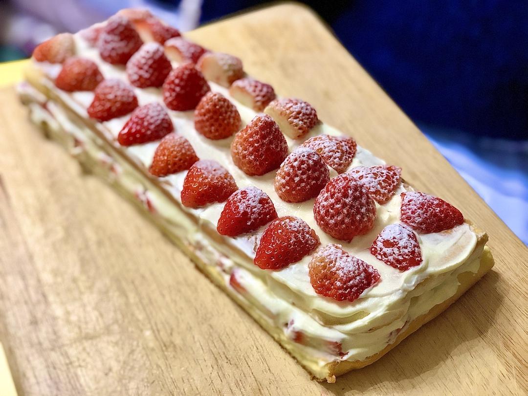 不会卷蛋糕卷？这款草莓奶油切片蛋糕，易上手