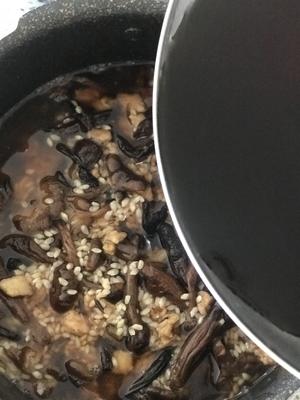 榛蘑焖饭的做法 步骤8