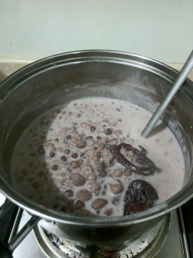 牛奶红豆薏米粥的做法