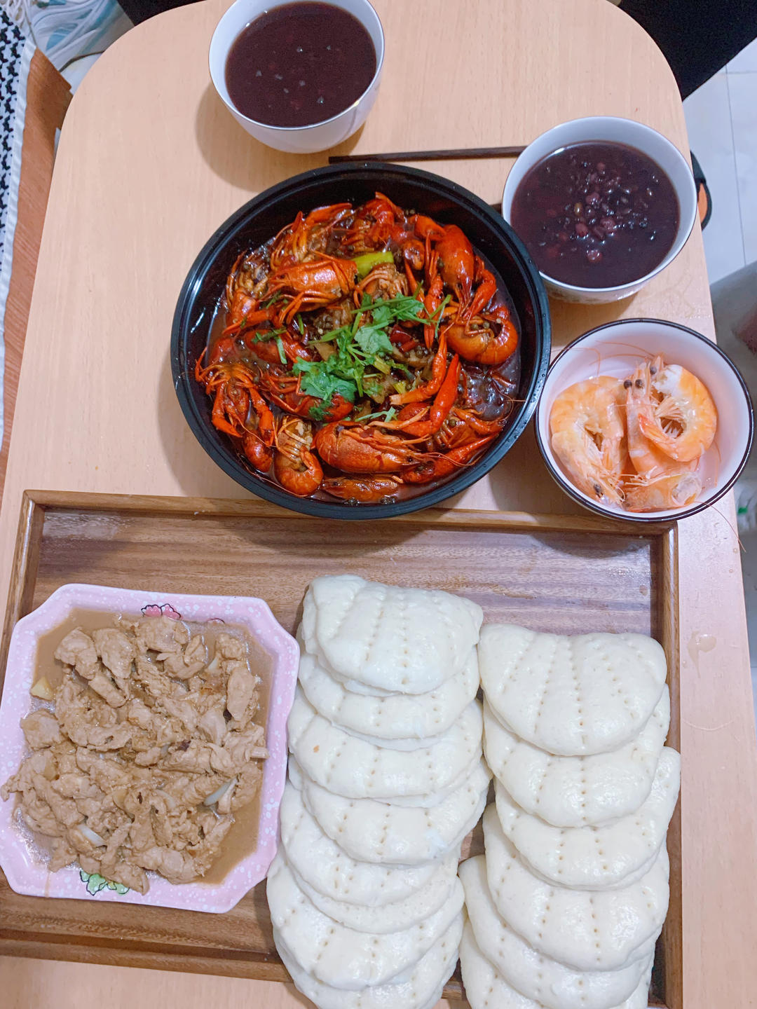 荷叶饼夹（晚上睡前和面团，早上起来蒸的荷叶馒头饼，夹点菜，超好吃😋）