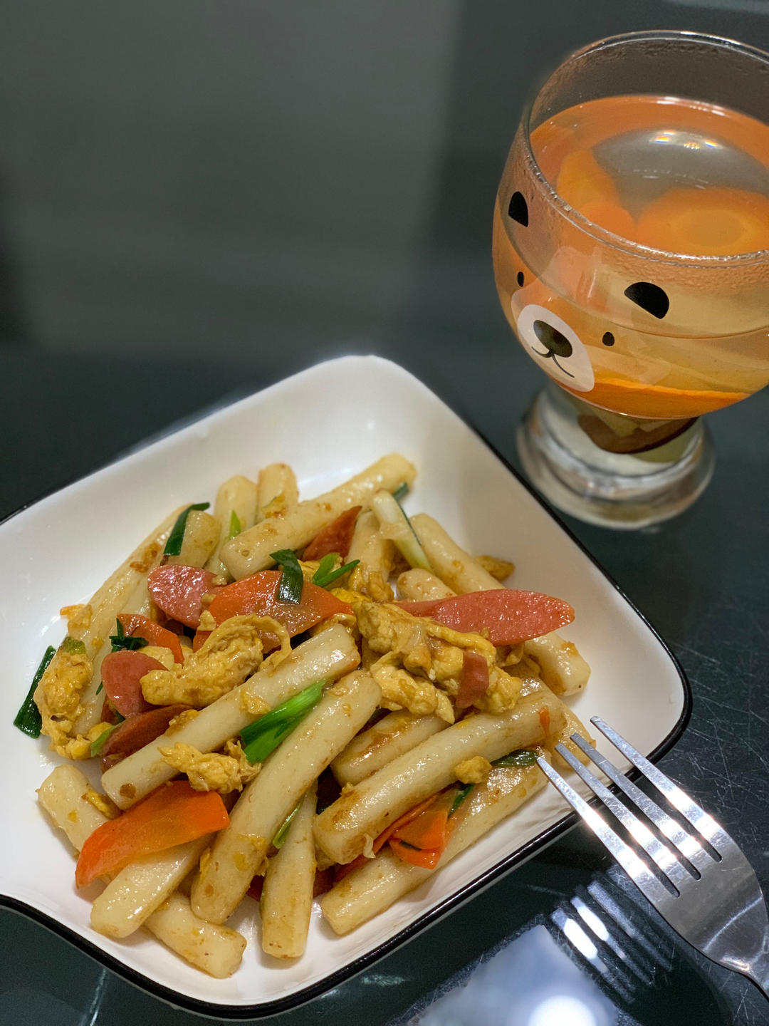 Kitty早餐【中式炒年糕+胡萝卜苹果汤】的做法