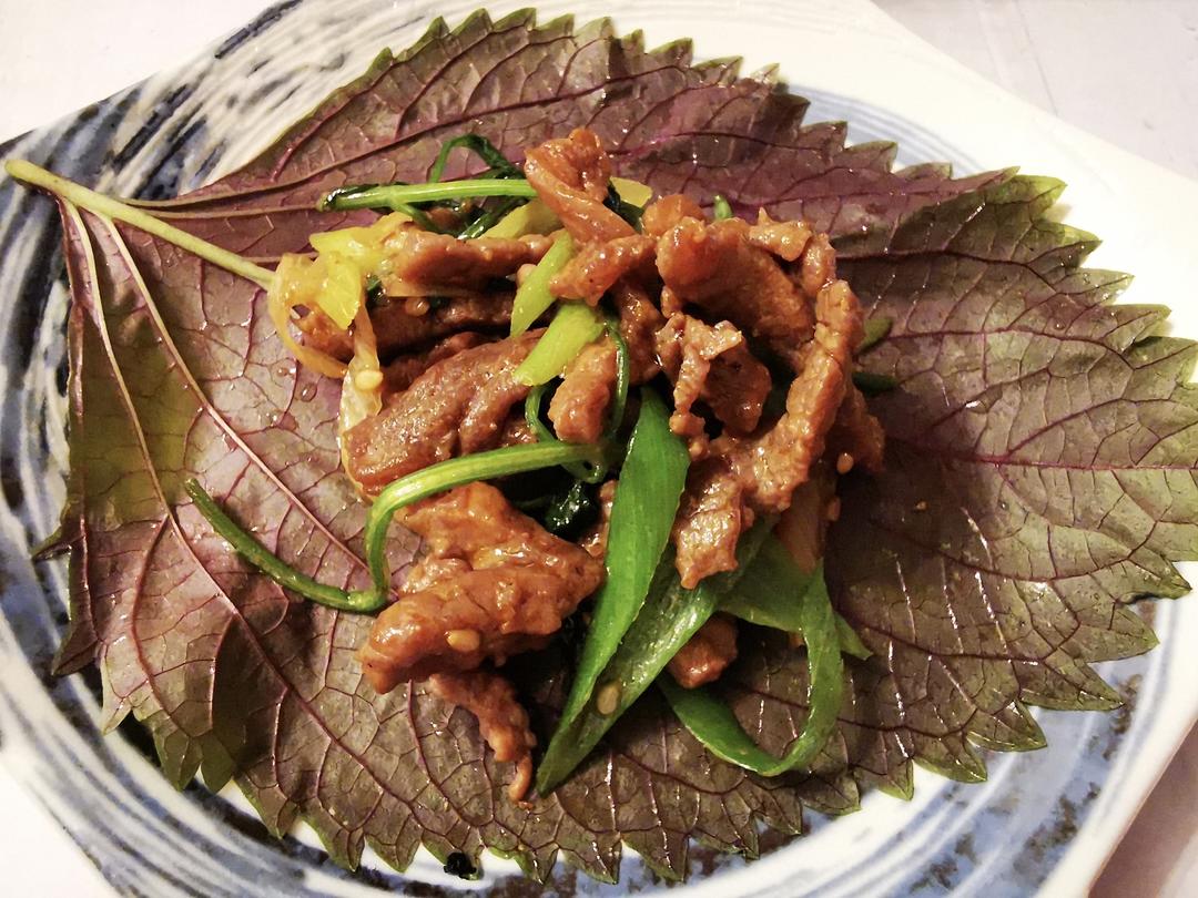 紫苏叶包法格锅煎烤牛肉丝的做法