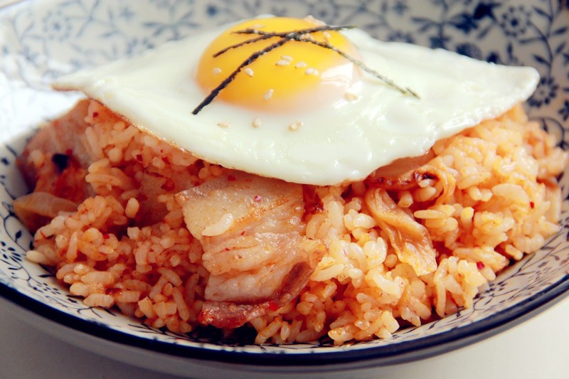 炒一碗在锅里跳舞的辣白菜炒饭