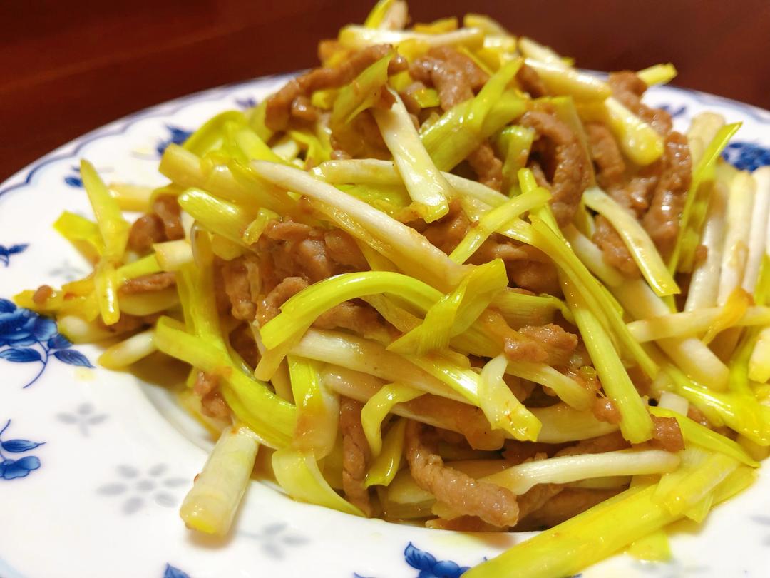 韭黄炒肉丝 ➰韭黄不只炒鸡蛋才好吃啊😋