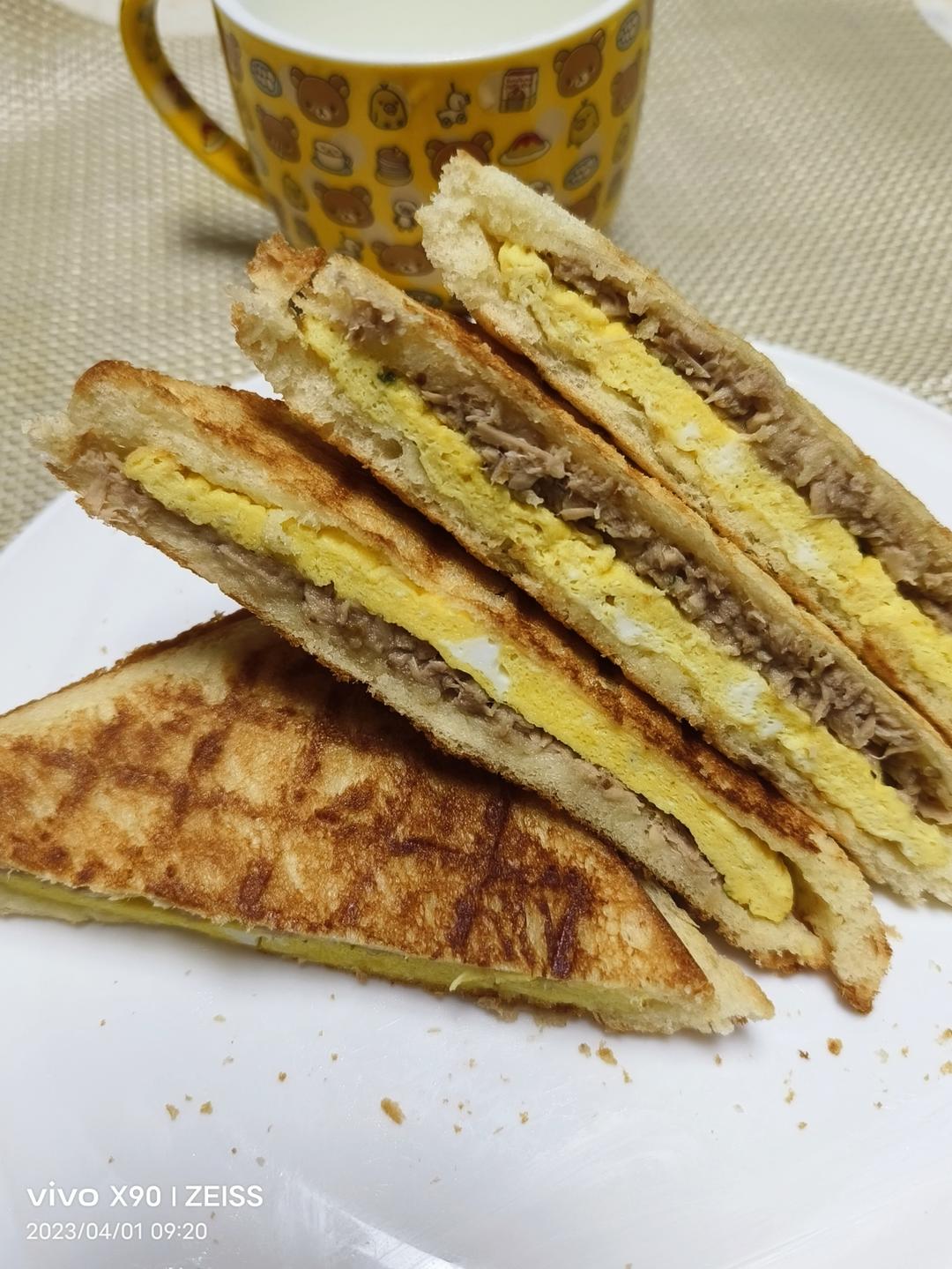 吞拿鱼鸡蛋三文治