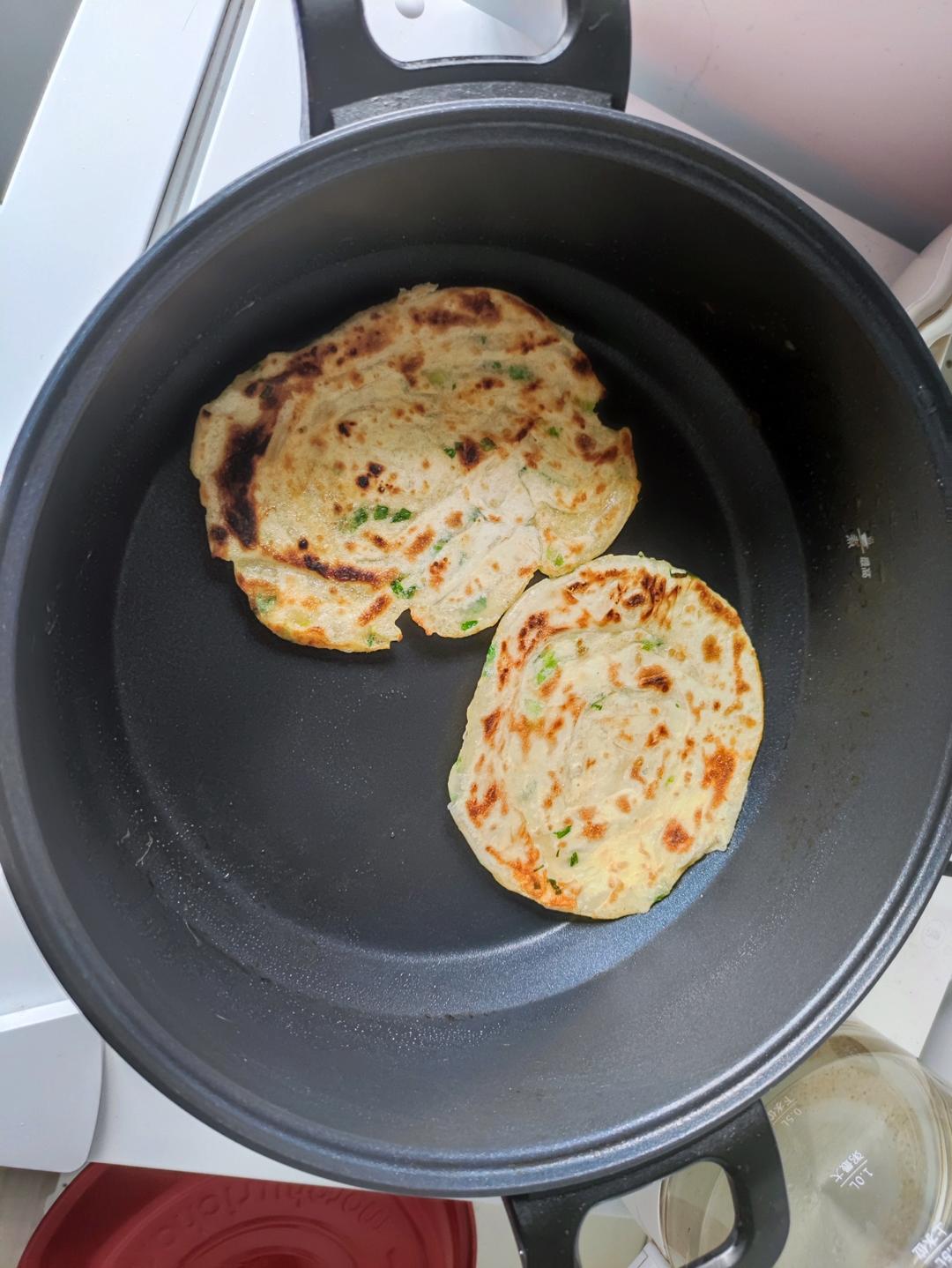 剩下的馄饨皮不要扔掉哦，可以做简易葱油饼，简单又好吃