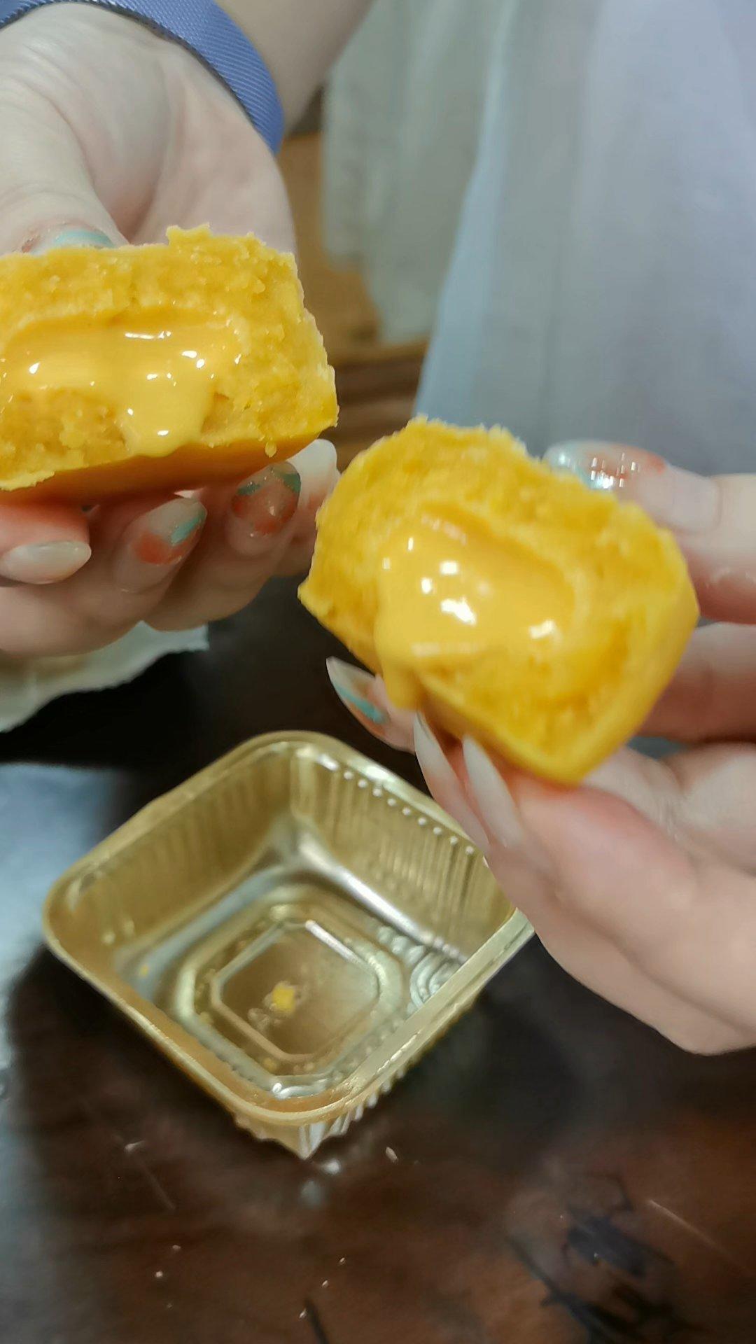 💃奶黄流心月饼——这是可以让你坐稳朋友圈厨霸位置的月饼🥮，没人点赞算我输👎