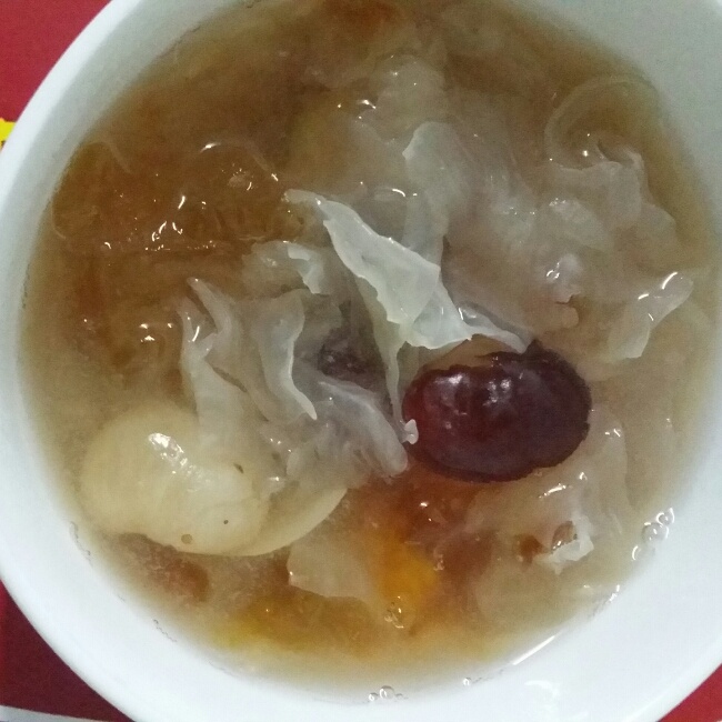 桃胶皂角米炖银耳