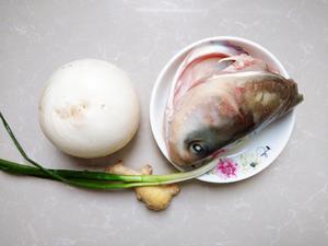 白萝卜鱼头汤的做法 步骤1