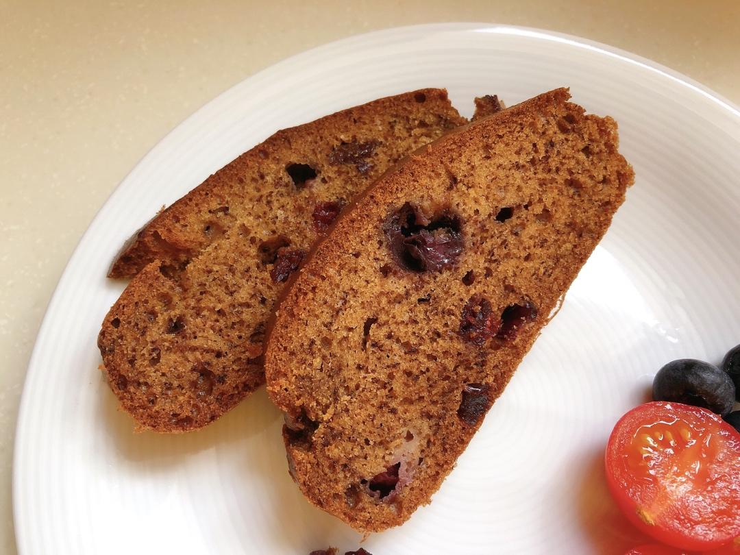 准备祖传的香蕉蓝莓玛芬蛋糕