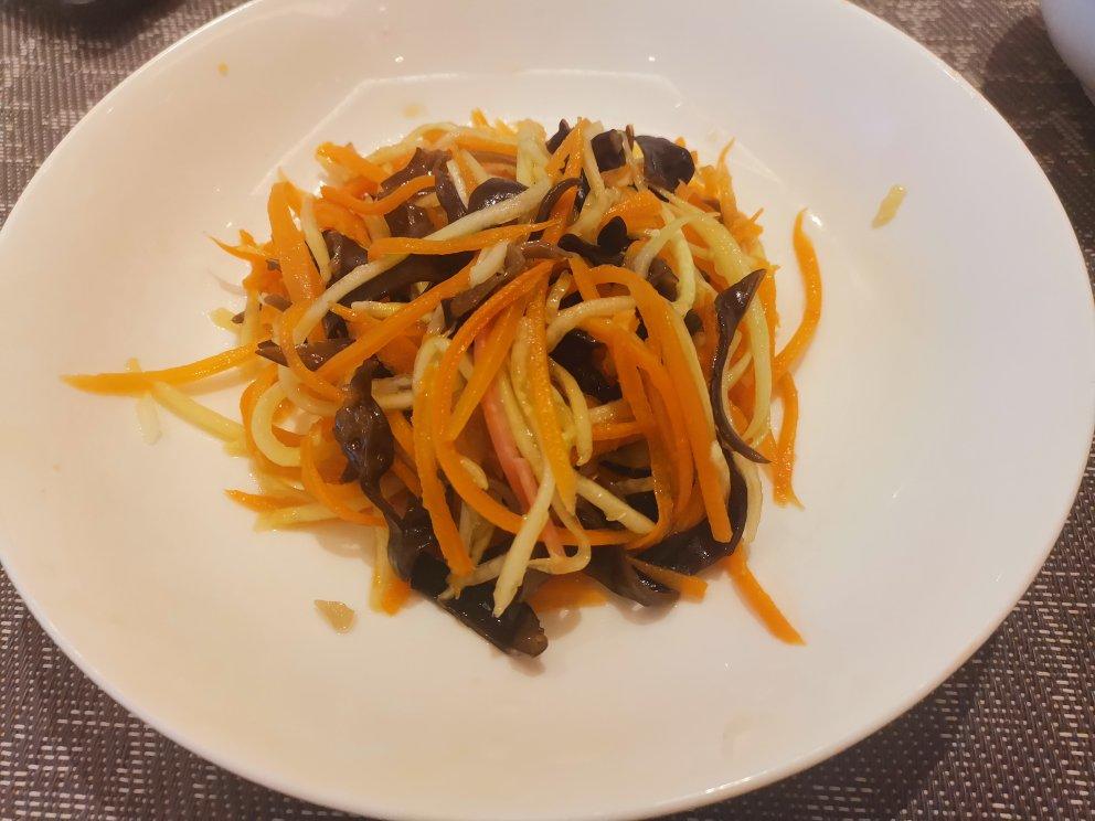 减肥快手菜—凉拌木耳胡萝卜黄瓜鸡胸肉丝