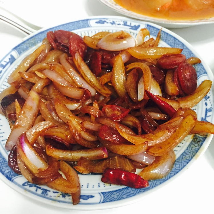 洋葱炒香肠