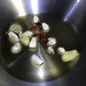 茭瓜（西葫芦）炒虾的做法 步骤3