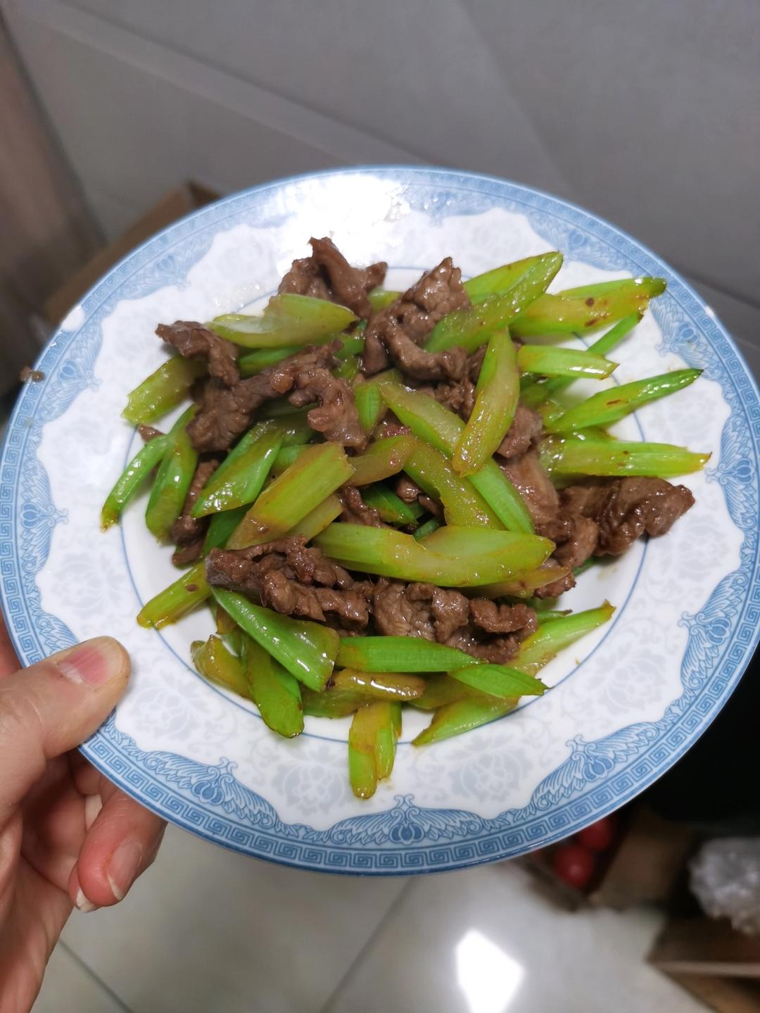 牛肉炒芹菜(不老不柴嫩滑多汁)