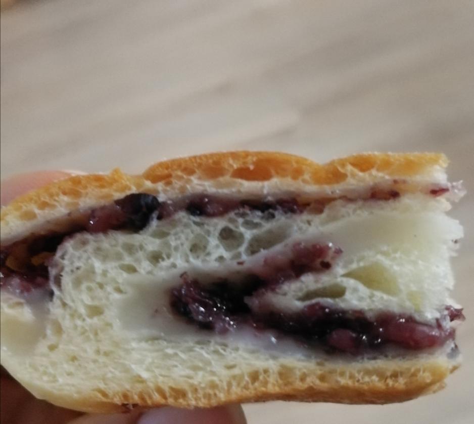 红豆/肉松麻薯软欧面包+石榴茶【曼食慢语】