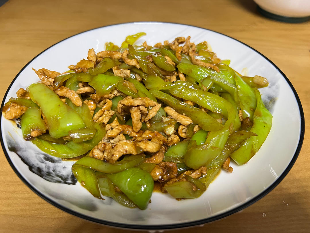 青椒肉丝，这样炒太好吃了。