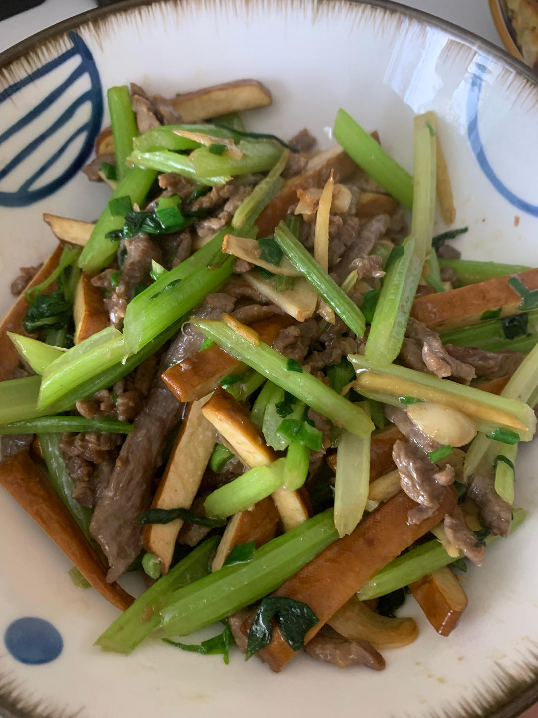 好吃到邻居敲门蹭饭的芹菜炒牛肉！