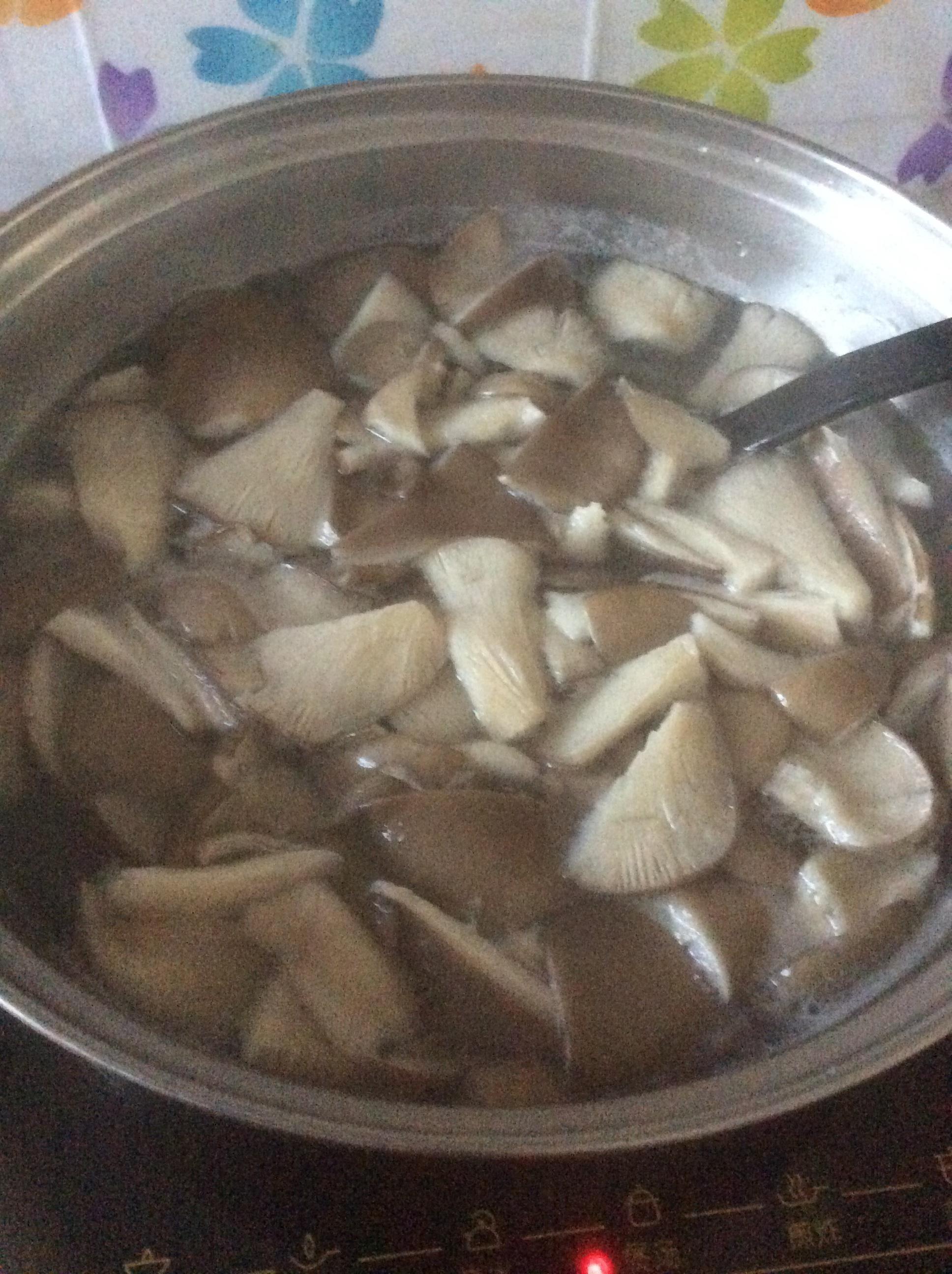 平菇肉片汤的做法 步骤4