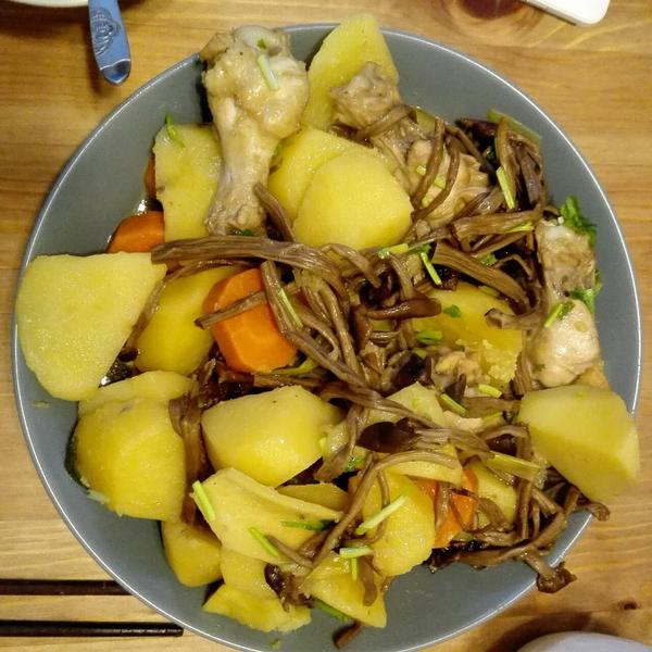 土豆茶树菇炖鸡