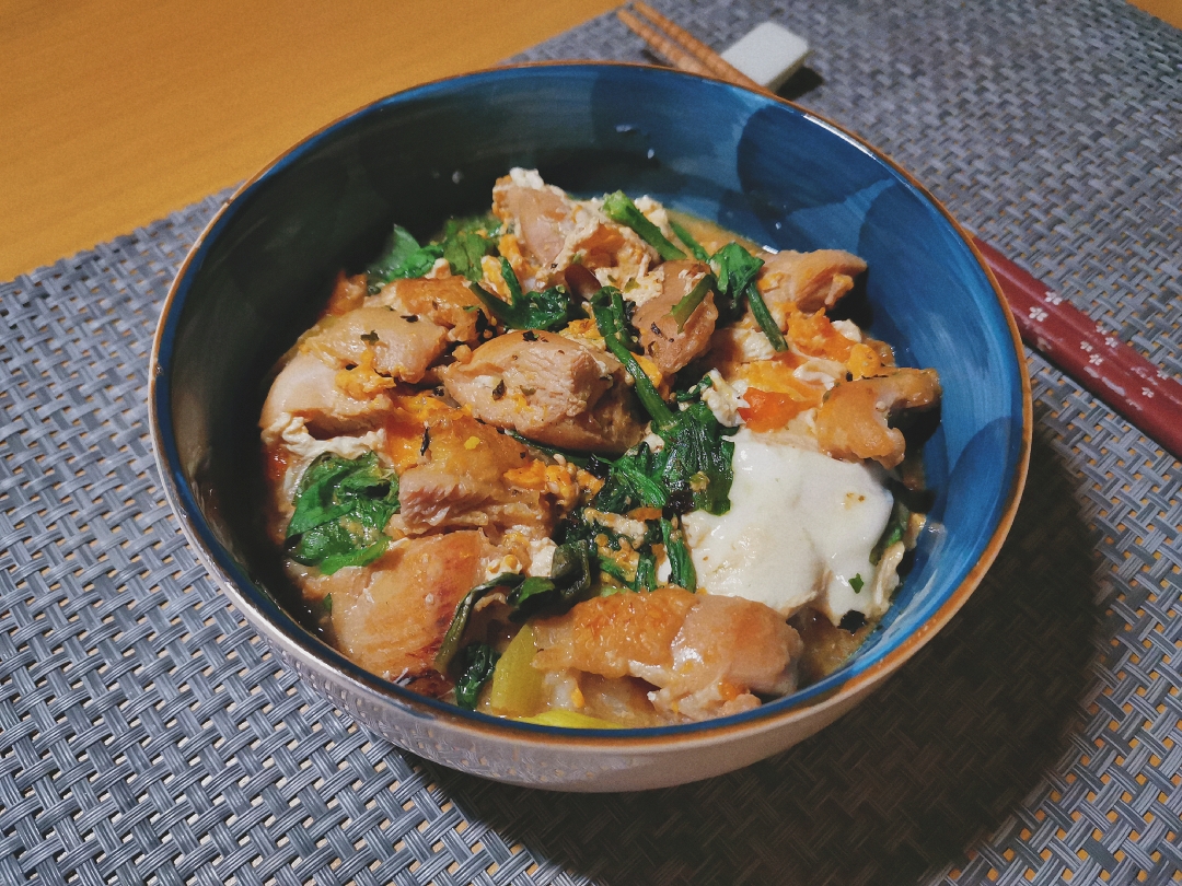 滑蛋鸡肉饭（亲子丼）——笠原将弘的日式米饭料理（有改动）的做法