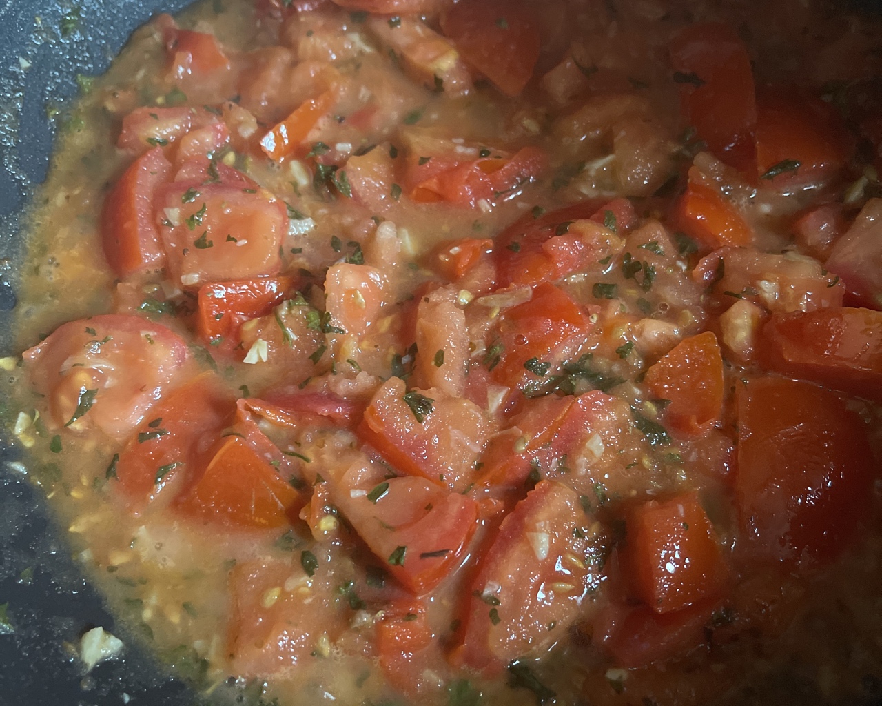 西式番茄炒蛋浓厚番茄酱汁裹欧姆蛋半熟嫩鸡蛋佐蒜味罗勒番茄酱的做法 步骤3