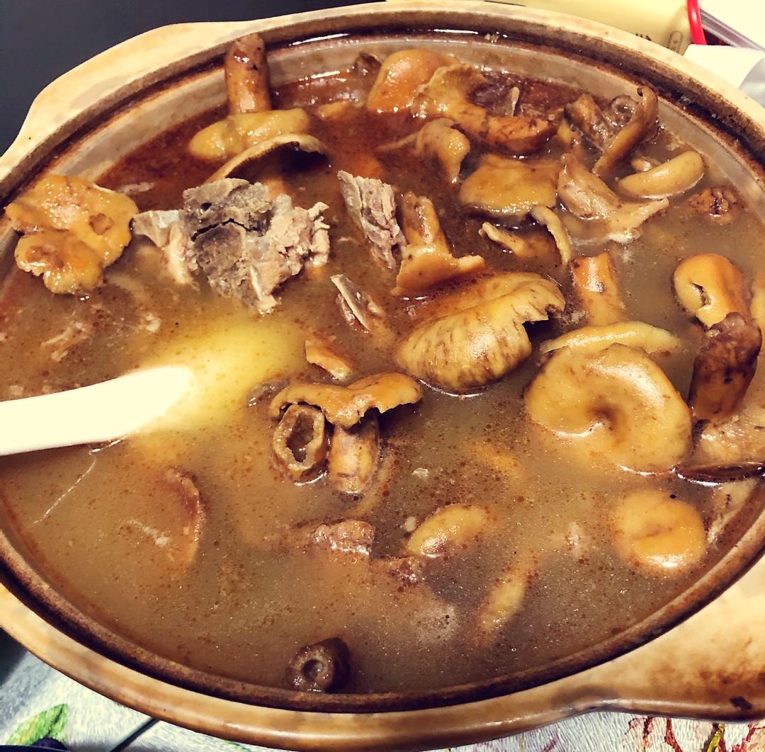 寒菌炖排骨