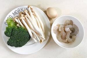 低脂高蛋白～西兰花菌菇虾仁汤的做法 步骤1