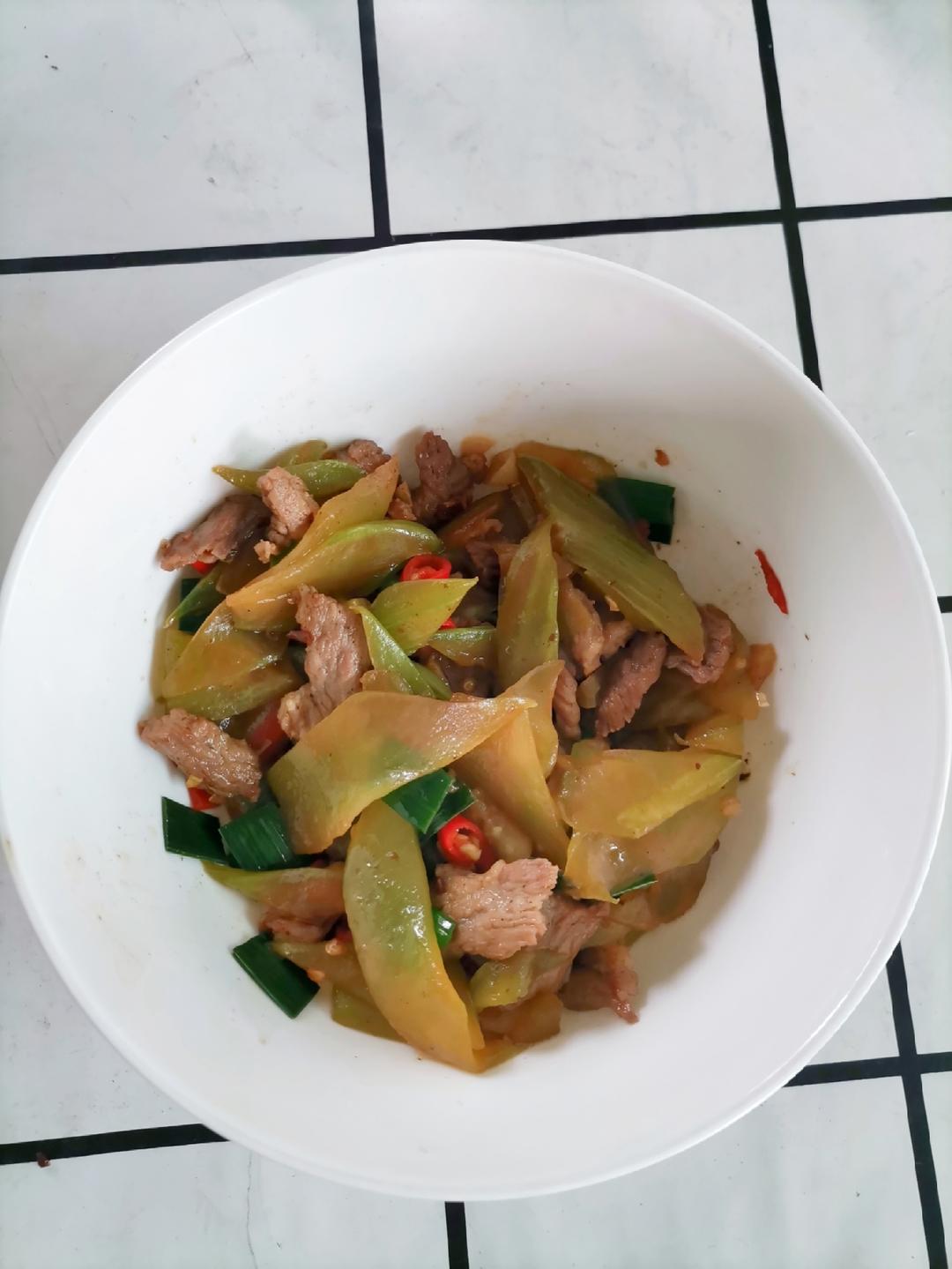 简单又好吃的莴笋炒肉