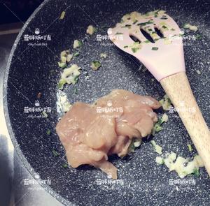 减脂餐：南瓜香菇鸡腿焖糙米饭的做法 步骤5