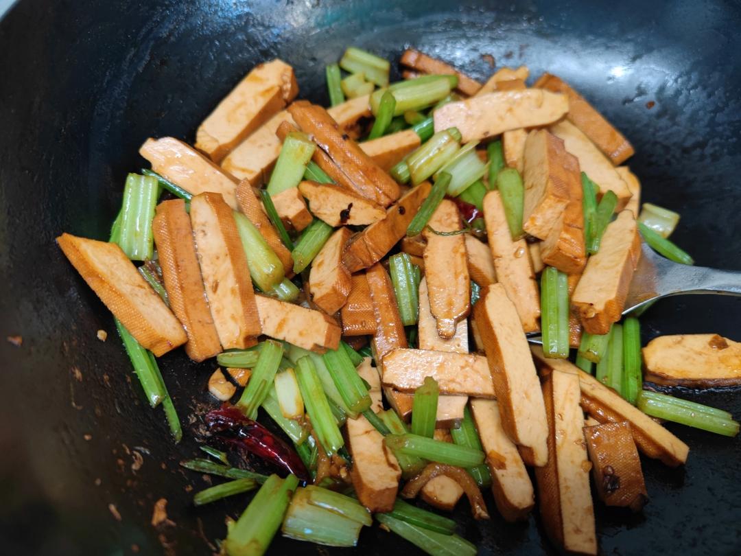 让何老师好吃到哭的同款芹菜炒香干，真的超美味