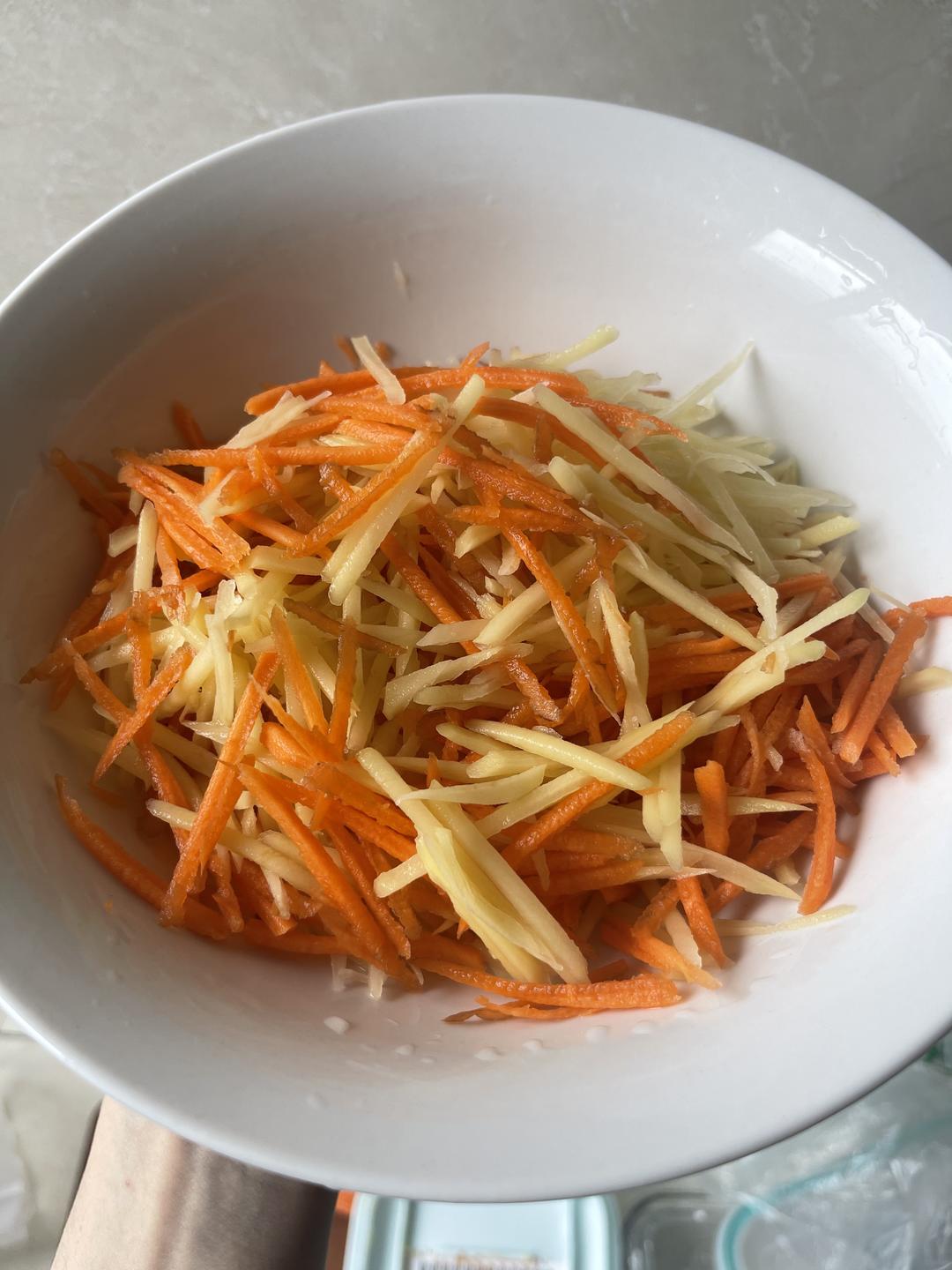 土豆絲胡蘿卜絲早餐餅的做法 步驟1