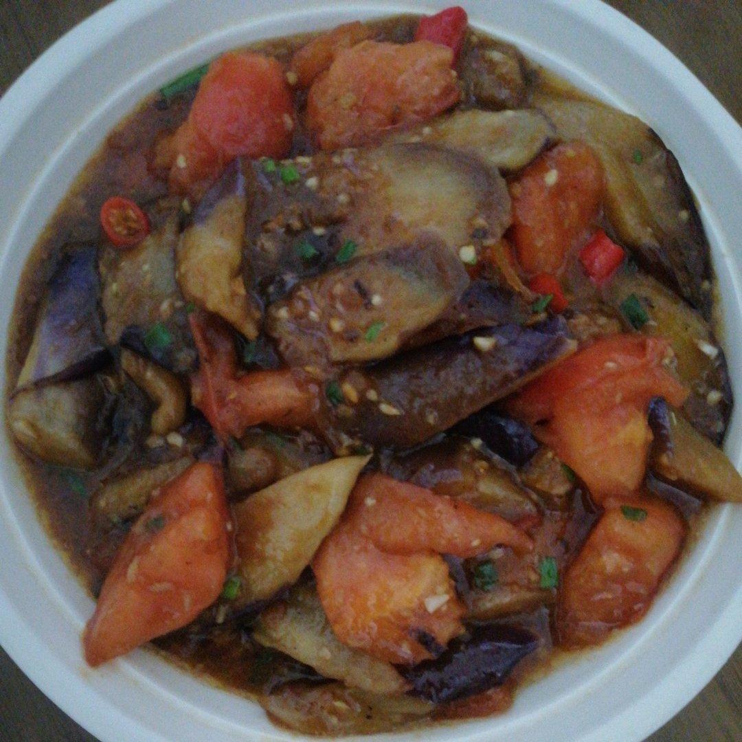 红烧茄子（佐西红柿尖椒）