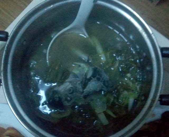 酸菜鱼头藕条汤的做法