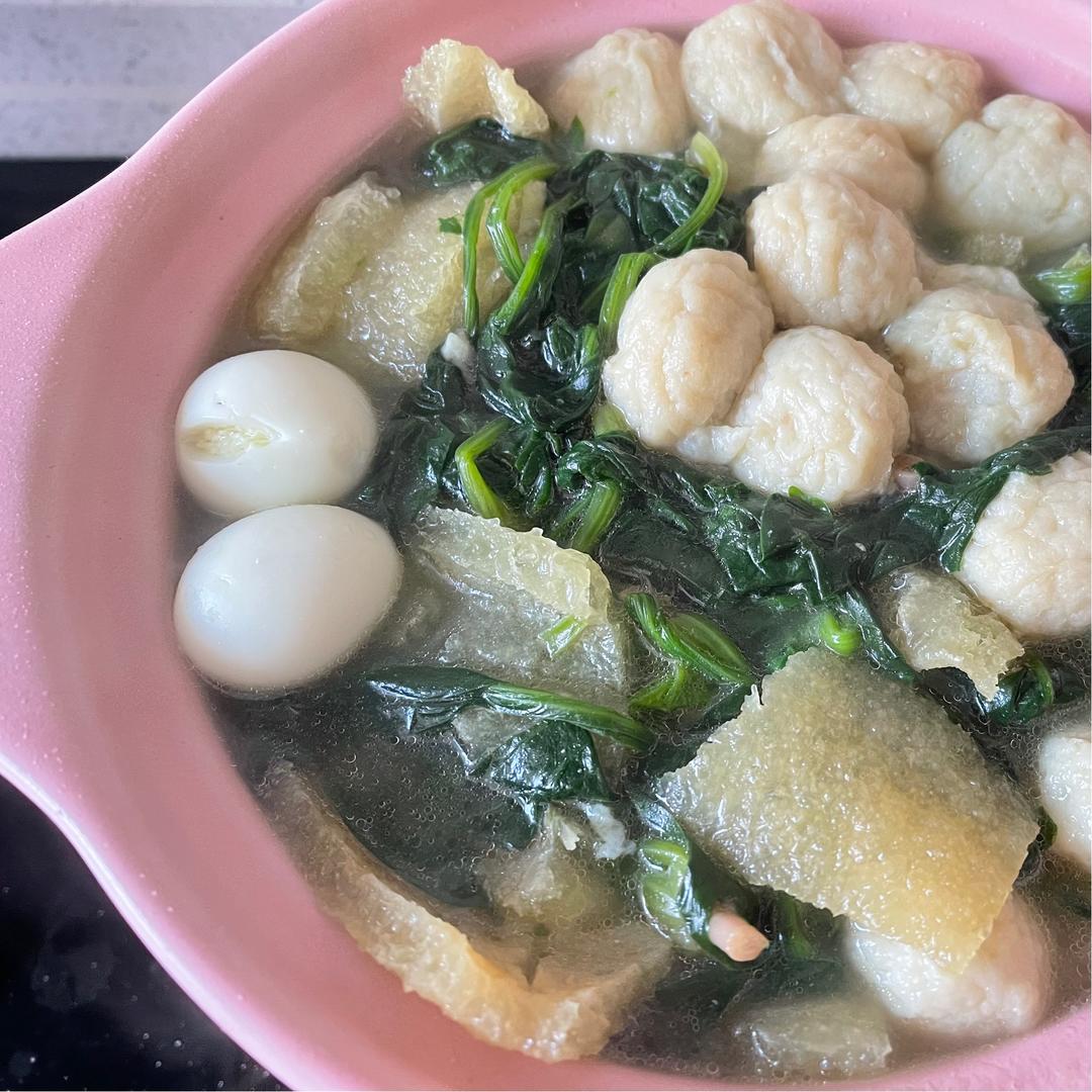 鱼丸鹌鹑蛋皮肚菠菜汤