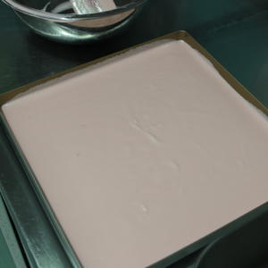 颜色粉嫩的覆盆子奶油内陷蛋糕卷的做法 步骤4